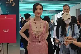 #倪妮 亮相上海电影节开幕式红毯，360度无死角的美，简直挪不开眼睛，都说她是小舒淇，你觉得两人气质像吗？视频封面