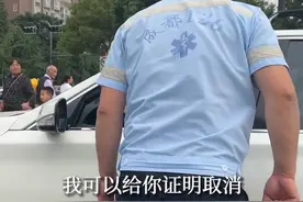 5月26日，四川成都，小车路口等红灯挡住救护车，救护车司机下车求让行未果。目击者：怎么解释都不让行视频封面