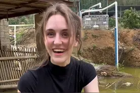 洋媳妇她把我们童年捉鱼的技能都学会了，每次去摸鱼，她都兴高采烈，不怕脏累，完完全全一个广西媳妇，而且满满收获#新农人计划2023 #乡村守护人 #记录真实生活 #外国媳妇 #童年回忆 @美纳斯MeiNong视频封面