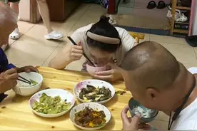 送外卖的老公回家，看见桌子上的剩菜剩饭，当时脸色一下变了。随即妻子马上起身，把提早就准备好的菜饭给老公端在饭桌上。这不就是“我懂你的付出，你懂我的用心。”爱是细节里的点点滴滴浪漫。你们说对吗？#情感 #夫妻相处之道#婚姻 #夫妻视频封面