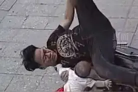 爸爸带娃摔倒翻车瞬间，滚一圈当肉垫护住孩子视频封面