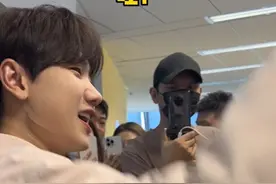 @汪苏泷 扫楼使泷泷努力变e哈哈哈哈哈哈（dbq我在镜头外疯狂大笑#追星日常 #娱乐评论大赏  @DOU+小助手 #汪苏泷为i变e #汪苏泷 #搞笑