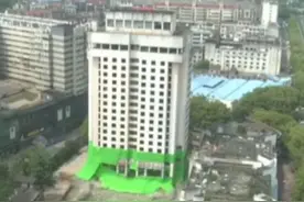 4月20日14时，承载了一代岳阳人记忆的国际大厦被爆破拆除 #湖南dou知道 #岳阳视频封面