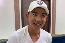 和@刘畊宏 教练要了一件梅西的签名球衣，结果我给忘了…拿了…#梅西 #刘畊宏 #足球解说员王涛 #落场球衣 #卡塔尔世界杯视频封面