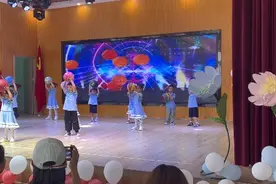 一定要看到最后，在舞台上憋不住尿水的小朋友是我儿子😂视频封面