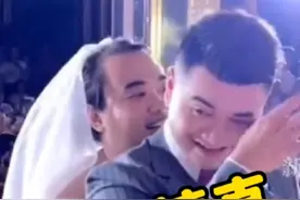 伴郎穿婚纱恶搞，新郎官浑然不知真情流露激动拭泪#婚礼现场 #婚礼搞笑瞬间 #惊不惊喜意不意外#爆笑婚礼现场  #每一个幸福瞬间都值得被记录视频封面