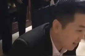 广西小伙用爱唤醒植物人妻子，感动全网！真正的夫妻就要同甘共苦，不离不弃相伴到老……视频封面