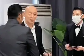 陈道明一一跟大家握手，却忽略了杨受成，葛优的举动你看懂吗？#陈道明 #葛优 #明星 #娱乐圈 #热门视频封面
