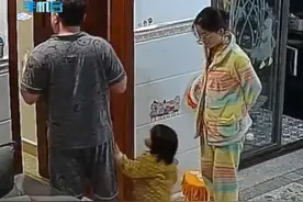 宝宝本想找爸爸抱抱，不慎摔倒拉下爸爸裤衩，网友：妥妥的漏风小棉袄视频封面