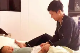嫁给一个比自己小4岁的男人，从对家里不管不顾的年纪，经过几年两人的磨练后完全变了一个人，要等一个人比自己小还要等他慢慢改变的过程很辛苦，很难熬，一路不知受了多少委屈过来的，好在后面一切都是值得的，让我看到了希望#婚姻与家庭都需要用心经营 #夫妻之间相互付出才会拥有美满幸福的婚姻 #有多少女人是在老公穷的时候嫁给他的视频封面