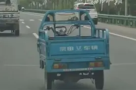 4月14日，湖北。女子偶遇三轮车“无人驾驶”。拍摄者：老人忘记拔钥匙，一直在后边追。（视频来源：@玥来玥好 ）#这操作都看傻了 #道路千万条安全第一条 #惊不惊喜意不意外 #电动车 #三轮车视频封面