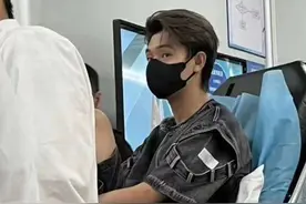 #秦霄贤 崴脚打了石膏，好好养伤早日康复❤️#娱乐评论大赏 #秦霄贤受伤视频封面