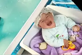 妈妈带着宝宝上班，宝宝就坐在泡沫箱里，看到妈妈立马笑了起来！@潍坊日报视频封面