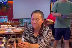 当兵三年儿子休假回来假扮服务员上菜“陪吃饭”老爸一脸懵！#军属家庭 #兵哥哥回家探亲 #当兵就是那么帅 #退役军人视频封面