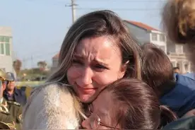 土耳其爸妈第一次去中国农村见亲家！没想到被全村人的迎接方式感动哭了……#土耳其艾夏一家的幸福生活 #爱因斯坦夫妇中国行视频封面