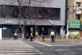 #交通安全 俩男生过马路翻越护栏，被执勤交警抓住交警:罚俩人翻过瘾。视频封面