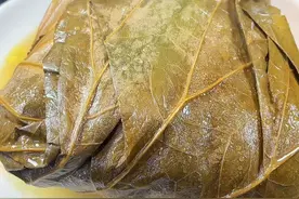 荷叶蒸鸡最原始最传统的做法，根本不需要太多的调料，原汁原味 荷香十足！#荷叶鸡 #一只鸡的百种做法 #每日美食分享视频封面