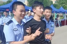 警校学生试戴电子脚铐……@抖音短视频视频封面