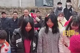45岁女子带5个孩子嫁给初恋，亲友：两人是青梅竹马#爱情 #初恋 视频封面