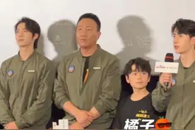 王一博，我默默健身卷死其他人哈哈哈哈哈哈哈哈😂#长空之王首映礼 #王一博 #王一博聊剧组健身趣事视频封面