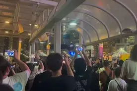 周杰伦嘉年华演唱会香港站第一场，场外合唱《七里香》视频封面