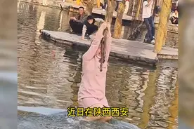 浅水也能淹到人，女子玩水上项目落水，浅水区不断挣扎险些遇险视频封面