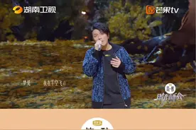 #阿杜唱触不可及不苦且酷# @阿杜 在《时光音乐会》中突破自己，演唱了@卡布叻_周深 的歌曲《触不可及》，在阿杜的演绎下，这首歌听起来又酷又飒，你喜欢吗？#时光音乐会视频封面