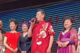 大衣哥朱之文朱楼公益演出一天唱六首歌曲，还不忘向来朱楼参加活动的艺术家们致谢#大衣哥朱之文 #传递正能量 #新农人计划2023 #大美朱楼直播基地 #大美朱楼网红孵化基地视频封面