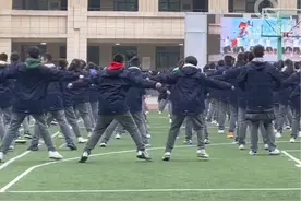 初中生跳课间操，最后一排三个男生活力满满！网友：最后一排从未让我失望！#这大概就是青春的样子 @陈星旭的心头好视频封面