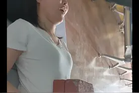 小腹以肚脐为标准，上下左右为丹田腹地，我们将5至8公斤石块，放到小腹上，轻松的吸气，气息跟进来，在吐气过程中，吐气实际是你在说话，腹肌的力量自然的轻轻顶起也叫绷紧腹部，反复每天半小时。切记要想声音饱满，吐字清晰，每天都耍坚持，时间久了，只要你说话，丹田自然就为你工作了。#主持人入门基本功 #零基础教学 #婚礼主持培训 #基本功练习视频封面