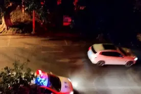 三更半夜的一辆警察车停在我家楼下，被吵醒了，不知发生什么事。视频封面
