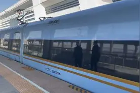 D3353次列车（太原南-郑州）进站武乡站一号月台视频封面