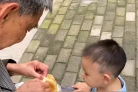近日，河南郑州。妈妈带宝宝在小区里玩，遇到一位带着烧饼的爷爷，爷爷专门把饼最软的地方给孩子吃。视频封面