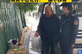 工人路边做饭被投诉，得知工人每天伙食费仅13元后，城管未处罚：都不容易#热点知多少 视频来源：@张小宝视频封面