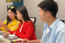 三十年后的小学同学聚会，结账时他钱不够，我悄悄塞了他5000，没让他丢了面子，不知道我这样做对还是不对#正能量#暖阳欣小丫视频封面