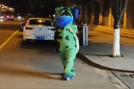 网红青蛙骑滑板车偶遇警车，立马靠边跺脚敬礼🫡，警察叔叔鸣笛回应。视频封面