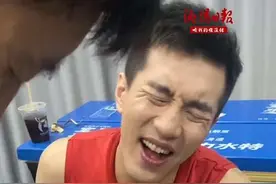 郭艾伦老爸帮儿子按摩疗伤 郭艾伦：“爸，你都不知道有多疼！” 心疼@郭艾伦 #辽篮视频封面