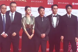 陈凯歌新电影众主创齐上红毯，好多人啊#朱一龙 #章子怡 #张颂文 #北京国际电影节开幕式 #电影志愿军雄兵出击视频封面