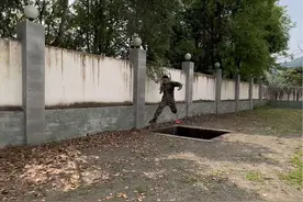 退伍20几年没跑400米障碍了，如今还多了一个悬梯障碍[捂脸]#战友们还记得吗 #时刻准备着祖国的召唤 #400米障碍 #退伍不褪色视频封面