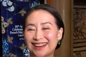 #何超琼 5月21日面对媒体采访时表示 恭喜妹妹#何超莲 大婚 大赞#窦骁 是个有水准有礼貌的男生 笑称自己虽是姐姐 但像是嫁女一般开心#何超莲窦骁视频封面