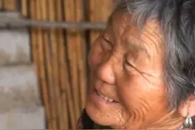河南这位老奶奶火了，她一出口，夸得爷爷笑着把活儿干～网友：开个婚姻培训班吧视频封面