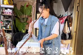 朋友从老家寄的特产还有春天的槐树花，太多一次吃不完，做成干的槐花可以留着炒菜，还做了槐花饼，楼上邻居都尝尝#北漂#北漂一族的真实生活 #我要上热门 @DOU+小助手视频封面