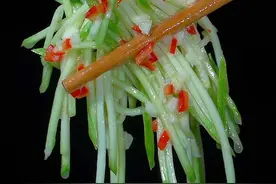 凉拌西葫瓜做法，做法简单清脆爽口不油腻，比大鱼大肉还好吃#家常菜 #西葫芦 #妈呀太香了 #凉拌菜 #好吃到停不下来视频封面