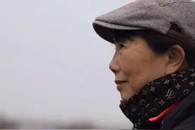 65岁阿姨离婚后抑郁骑行世界，泰国44天花2000元，曾搭帐篷住墓地视频封面