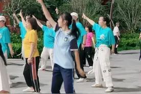 一零后已经成功打入大爷大妈的队伍了#年轻人的广场舞 #广场舞dou起来 #户外舞蹈 #全民健身 #舞台无处不在跟着节奏嗨起来 @可多宝贝视频封面