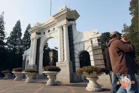 #清华北大学长学姐高考送祝福：我在清华园和博雅塔等你！视频封面