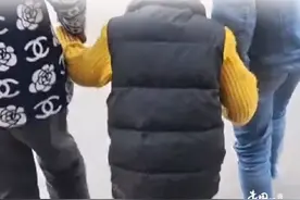 水泥地未干爸爸让兄妹仨赤脚走过留脚印：让他们永远记住是一奶同胞，彼此间要相亲相爱❤️❤️视频封面