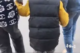 水泥地未干爸爸让兄妹仨赤脚走过留脚印：让他们永远记住是一奶同胞，彼此间要相亲相爱❤️❤️视频封面
