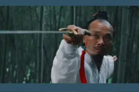 武当剑非遗传承人蒋师清道长竹林练剑，软剑刺穿毛竹显功力。 #传统文化 #武当武术 #武当剑
