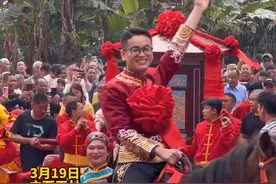 八抬大轿，明媒正娶！广西一对新人办中式婚礼，网友：这是中国人独有的浪漫#广西 #婚礼 #中式婚礼视频封面